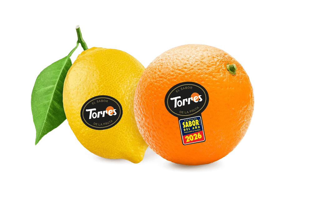 Limón con hoja y naranja Frutas Torres con etiqueta y sello Sabor del Año 2026